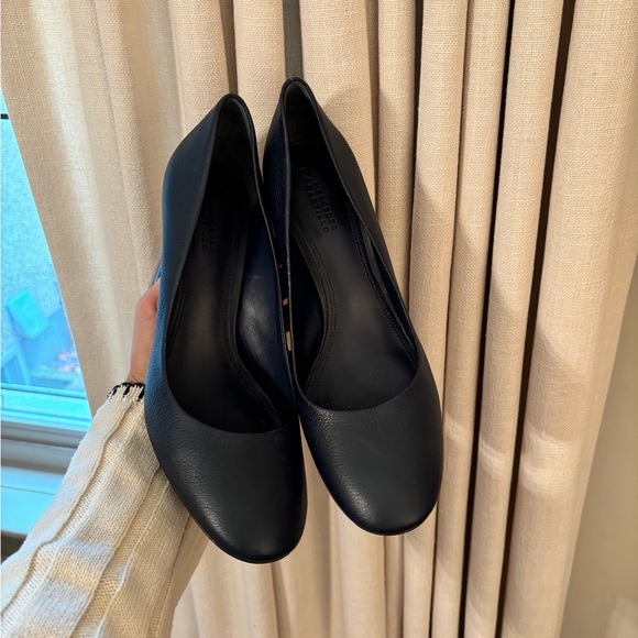 Mercedes Castillo Navy Chunky Heel Pumps - Picture 3 of 4